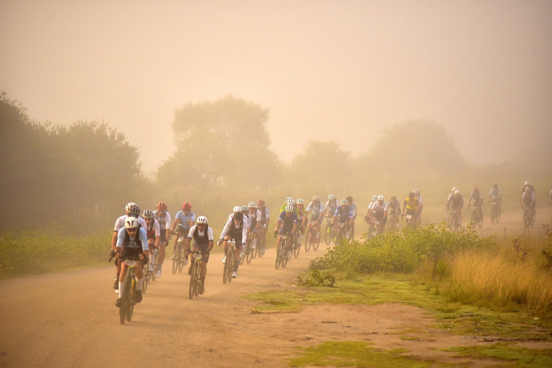 Largada del Scott Gravel entre la niebla de las sierras