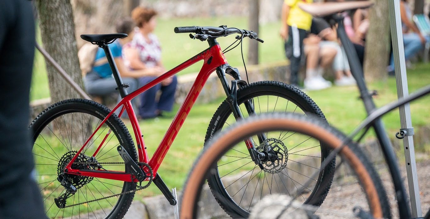 Mecánico ajustando una bicicleta en el taller del predio